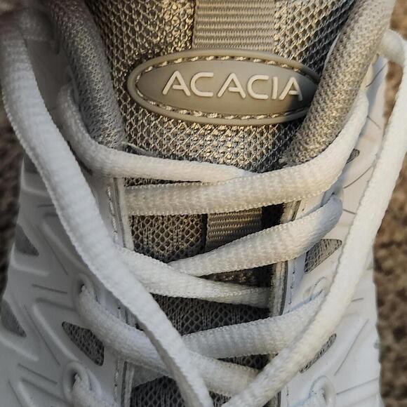 White and Gray Athletic Pickleball Sneakers - Picture 3 of 6